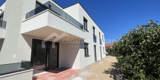 Spacious apartment with beautiful garden Srima