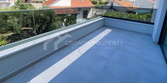 Spacious apartment with two parking spaces Srima