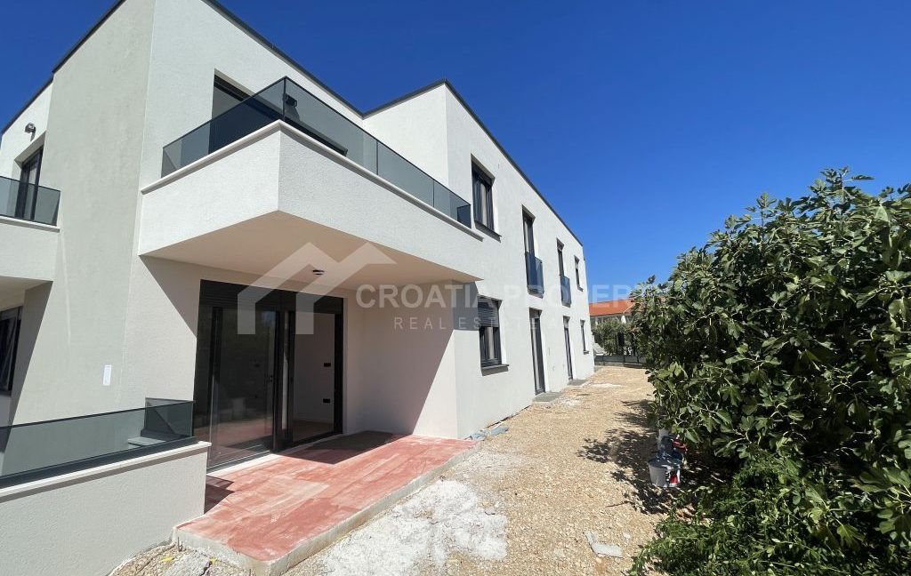spacious apartment with two parking spaces srima (12)