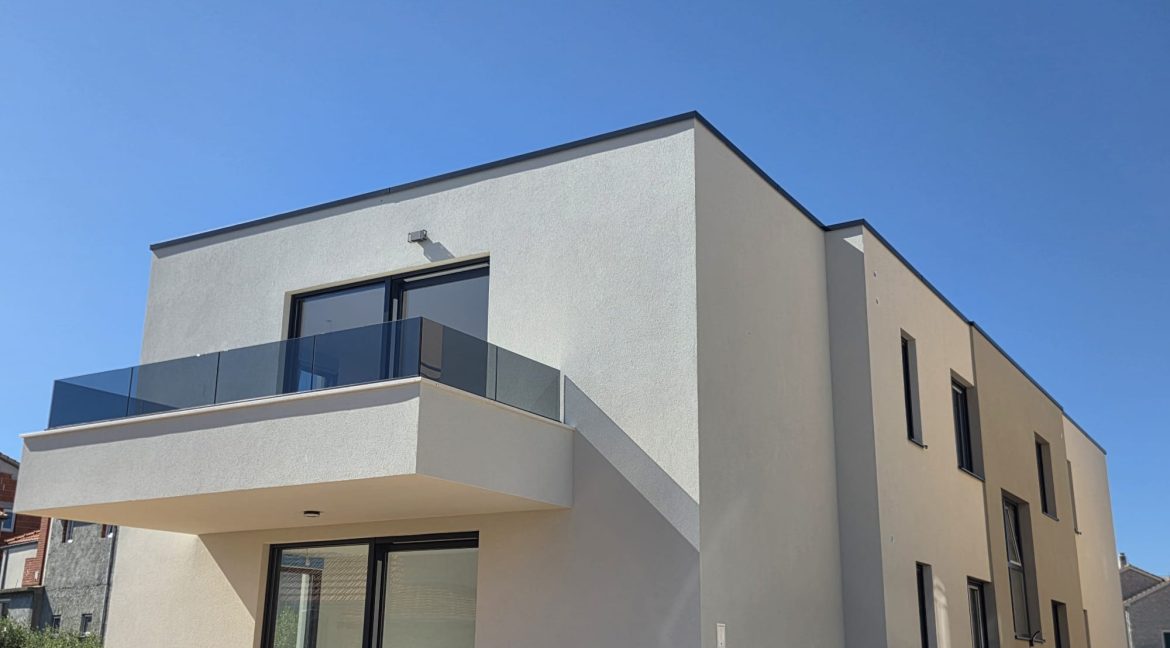 spacious apartment with two parking spaces srima (13)