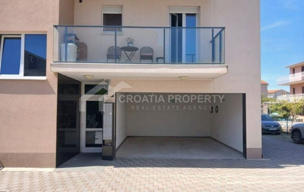 1st floor apartment with a garage split (1)