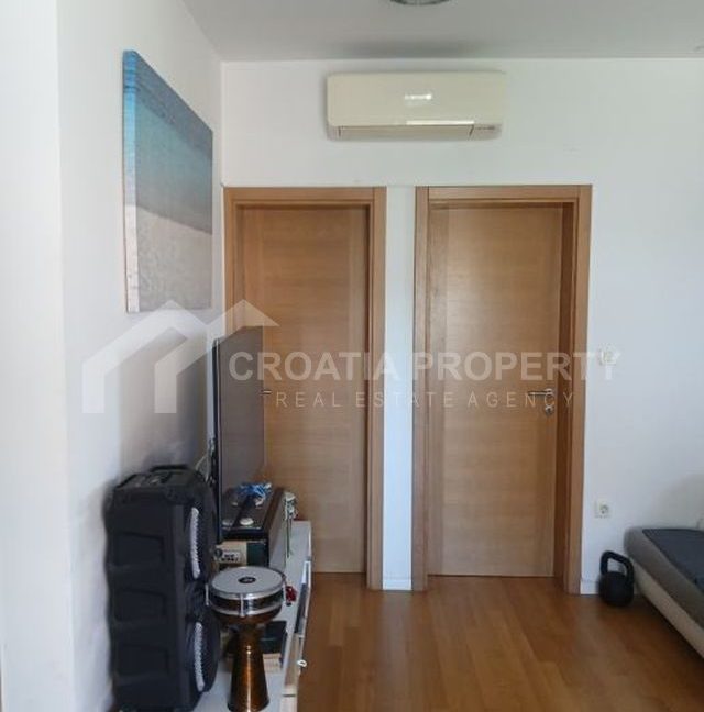 1st floor apartment with a garage split (12)