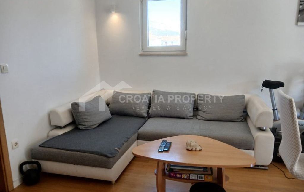 1st floor apartment with a garage split (2)