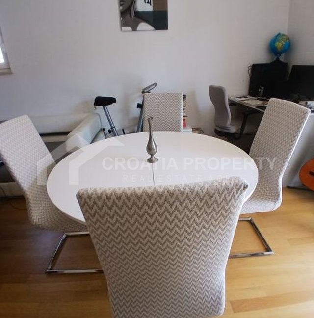 1st floor apartment with a garage split (5)