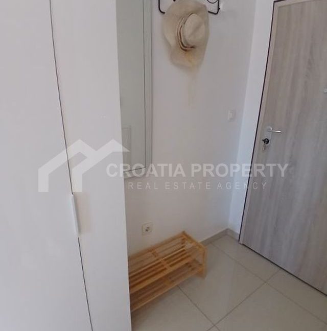1st floor apartment with a garage split (6)