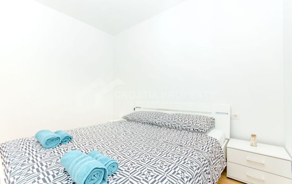 1st floor apartment with a garage split (7)