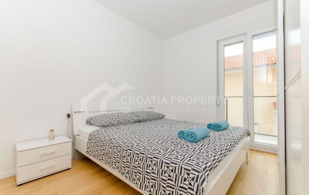 1st floor apartment with a garage split (8)