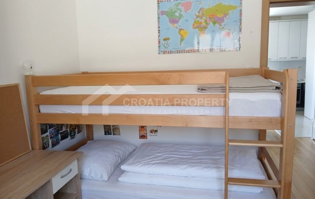 1st floor apartment with a garage split (9)