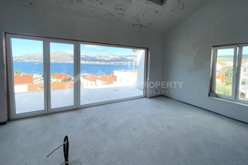 beachfront penthouse with stunning view ciovo - 3858 (1)
