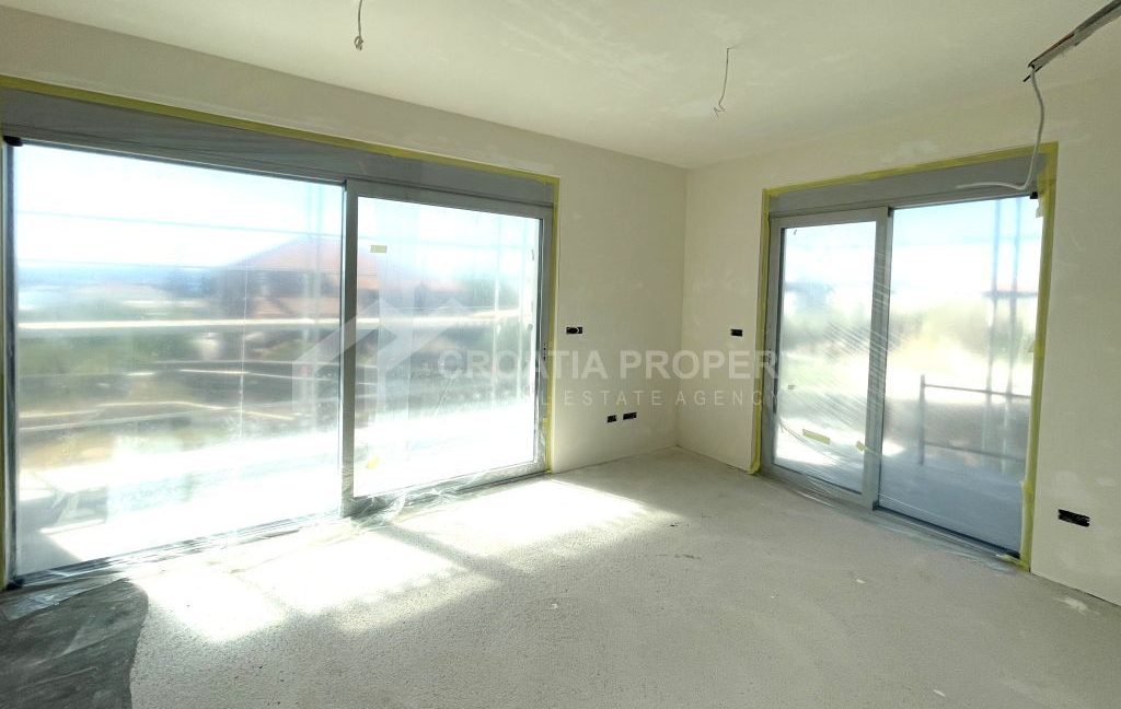 new 2nd floor apartment with spacious terrace trogir (2)