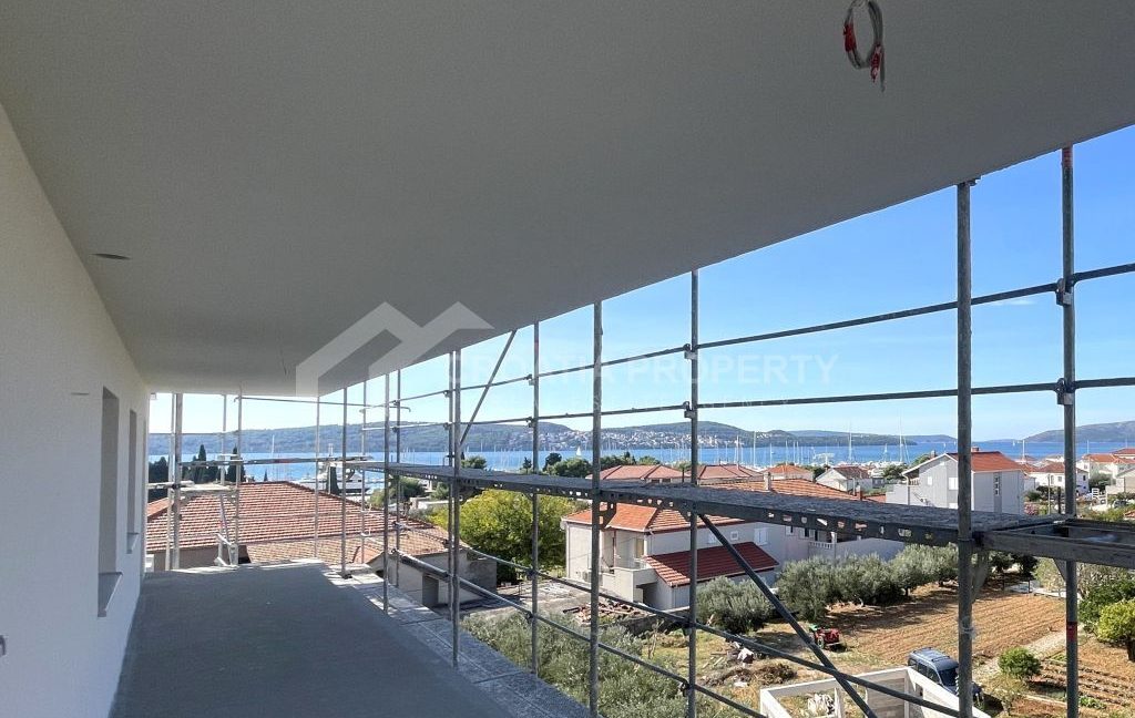 new 2nd floor apartment with spacious terrace trogir (3)