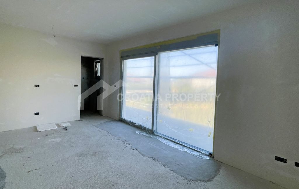 new partially furnished apartment with parking lot trogir (6)