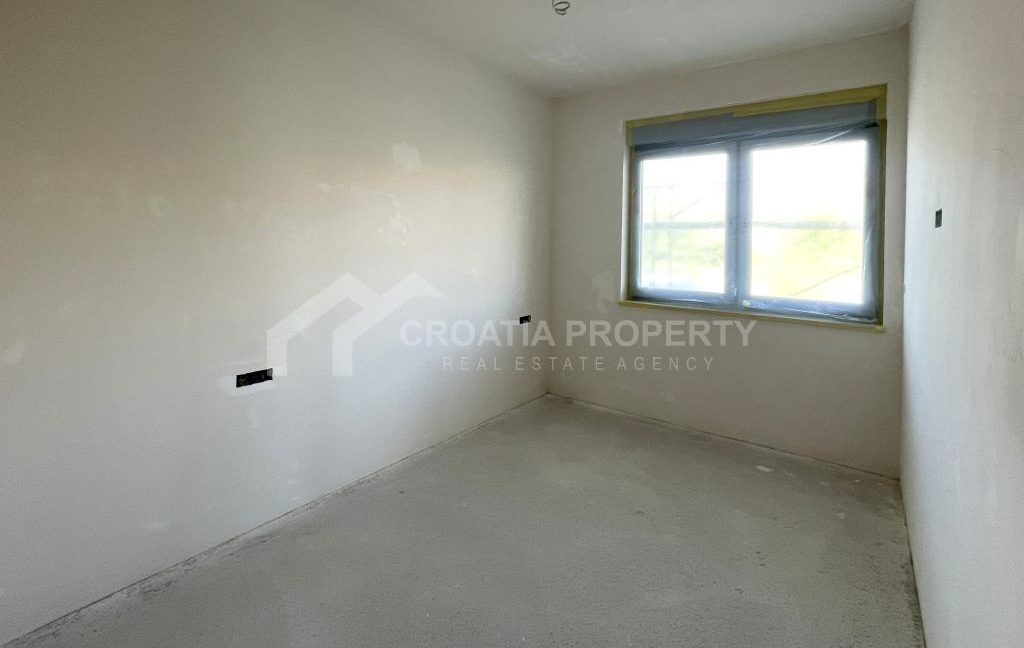 new partially furnished apartment with parking lot trogir (7)