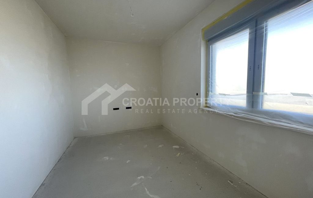 new partially furnished apartment with parking lot trogir (8)