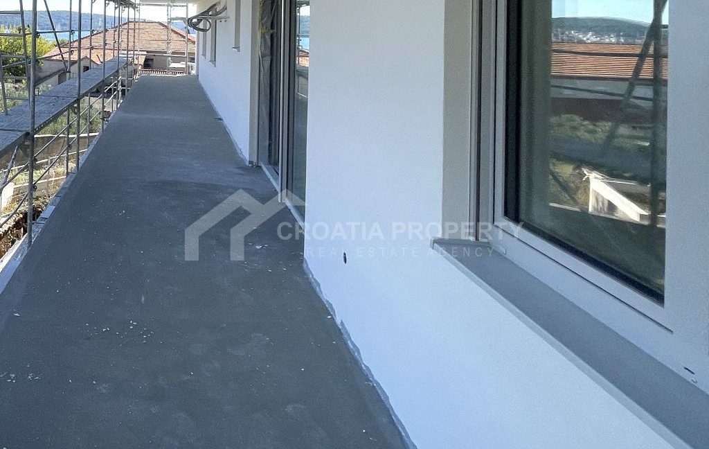 new partially furnished apartment with parking lot trogir (9)