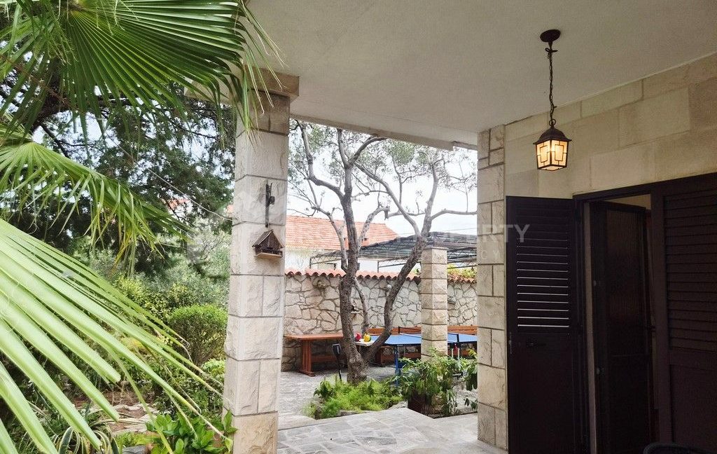 spacious stand alone house brac (22)