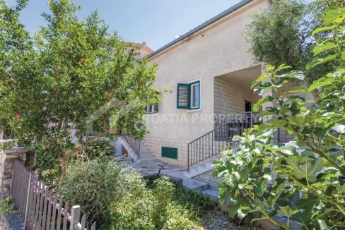 stand alone house with a pool ciovo - 3852 (1)