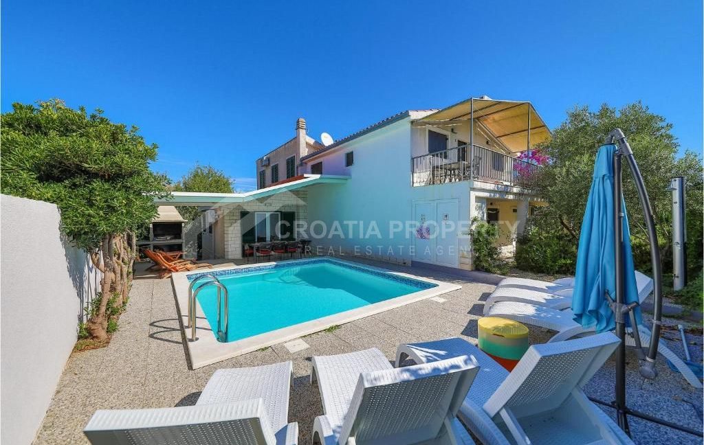 stand alone house with a pool ciovo - 3852 (15)
